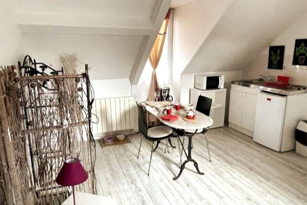 Le Cocon Rouge - Studio En Plein Centre Historique Lamballe Esterno foto